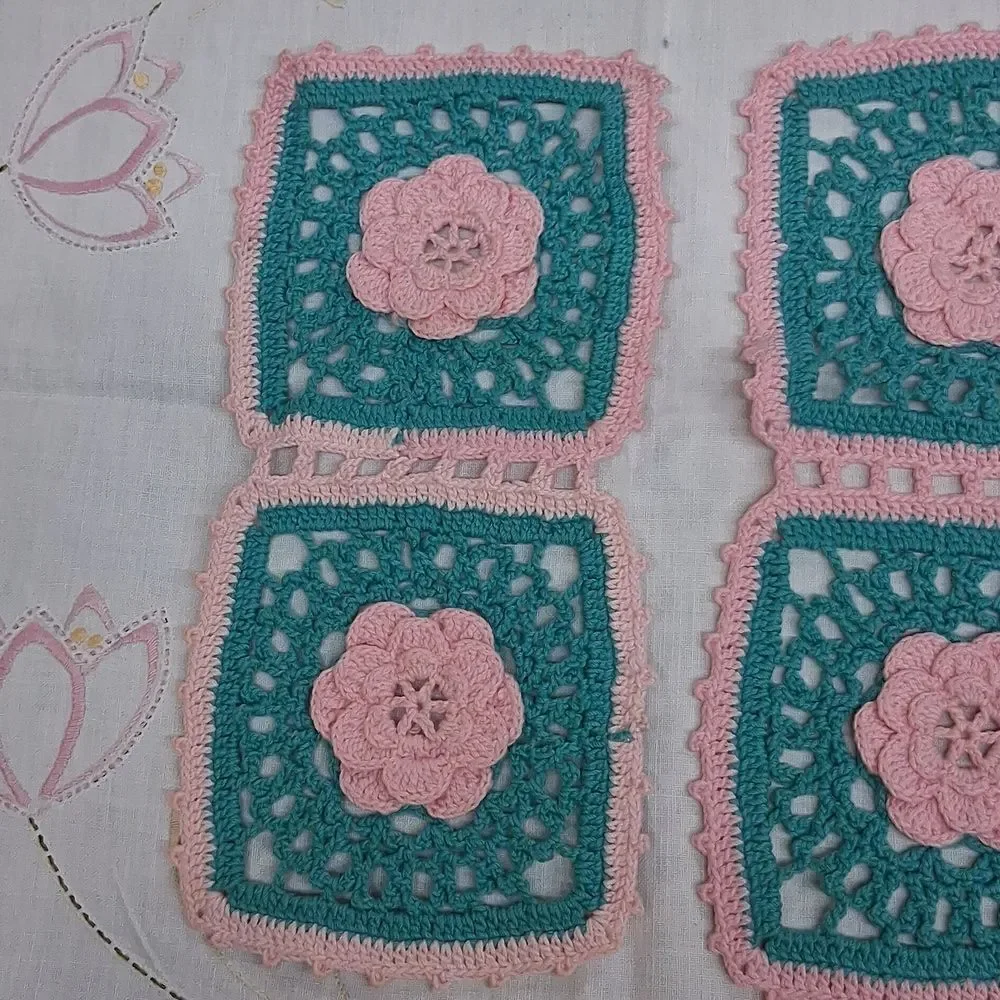 Vintage Crocheted Rosettes mat,& 4 More Rosette Pcs.